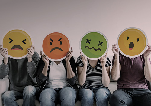 Люди со смайликами разных эмоций вместо лиц